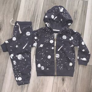 2️⃣ Carters 24 Months Jogging Suit